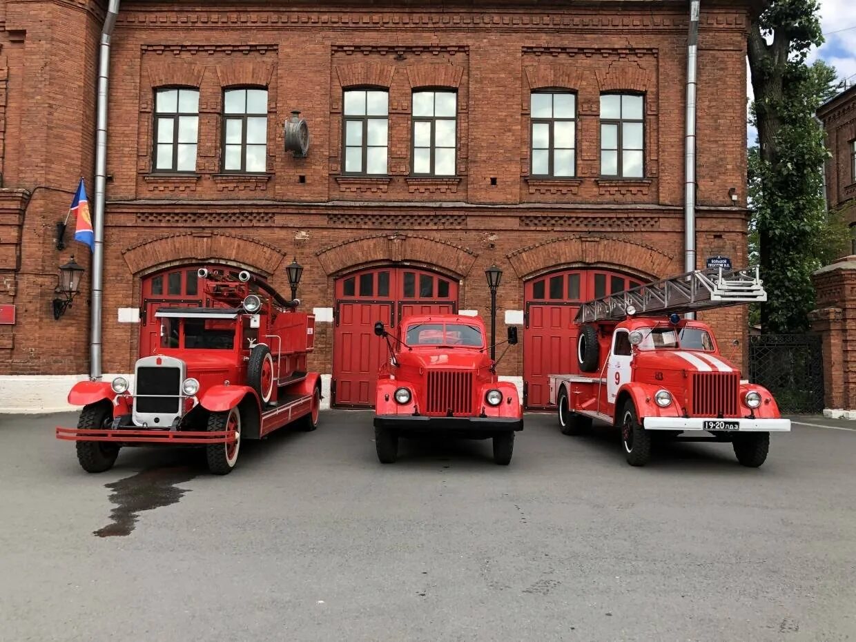 Управление пожарными автомобилями. Пожарная машина. Пожарный автомобиль. Современная пожарная машина. Музей пожарных машин.