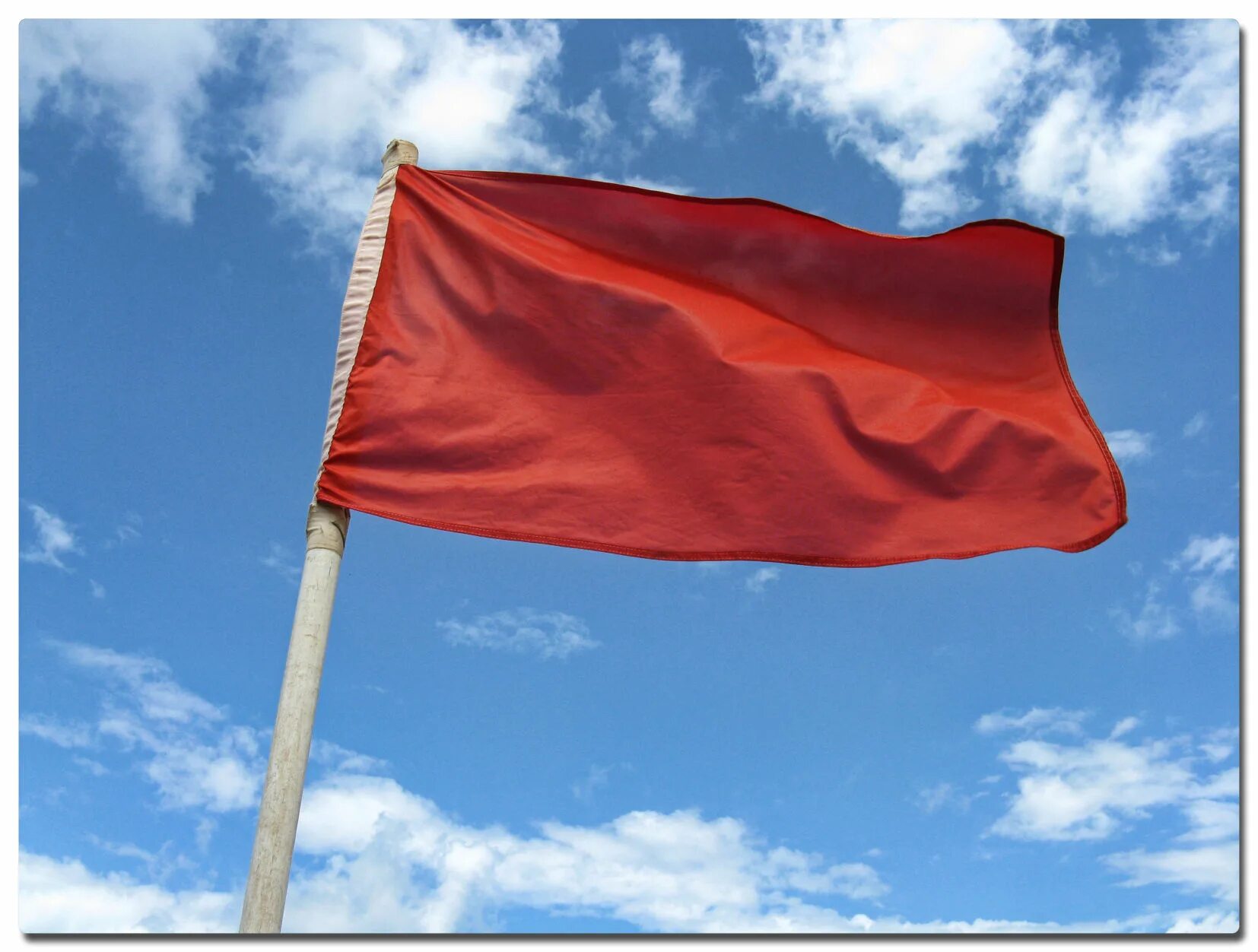 Флаг красный. Красный флажок. Флагштоки красные. Красный флаг картинка. Красные флажки