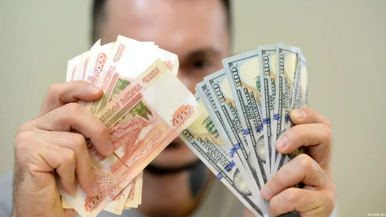 Доллары в руках. Рубли и доллары в руках. Валюта фото. Наличная Иностранная валюта. Дорог продать доллары