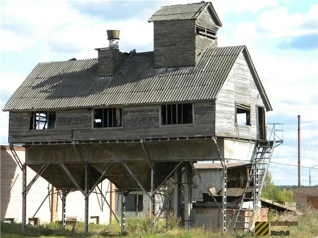 Здание в колхозе. Деревня борщевка добрушский район. Село стечанка чернобыль. Заброшенные фермы колхоза горшиха. Заброшенный колхоз имени ленина иркутская область.