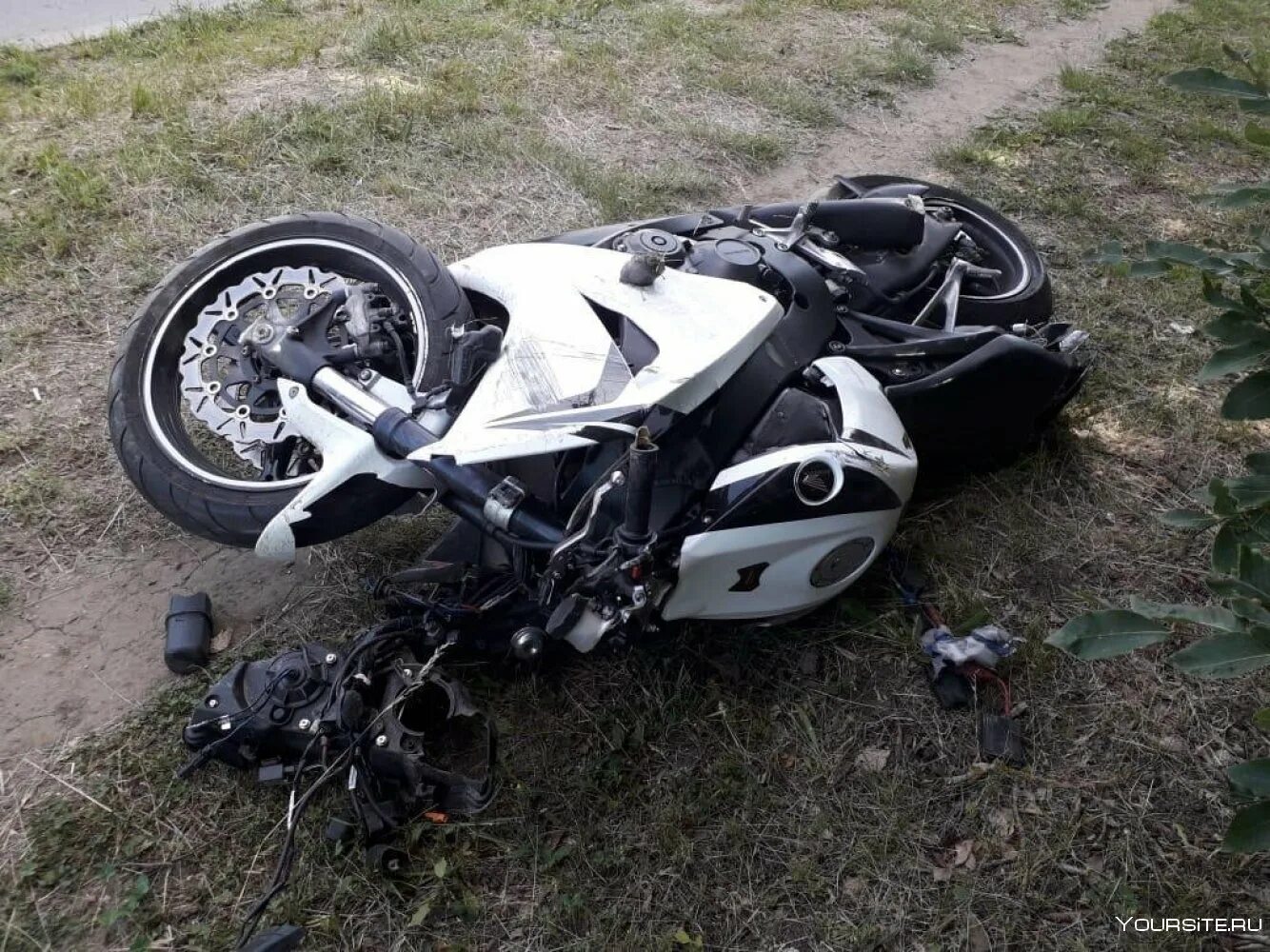 Разбитый мотоцикл Ямаха р1. Разбитый мотоцикл Кавасаки. Разбил мотоцикл