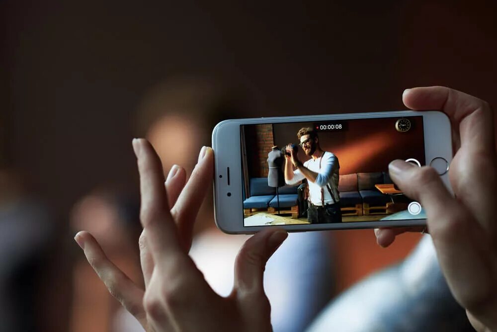 Как через смартфон. Человек фотографирует на телефон. Съемка на телефон. Съемка на айфон. Фотографирует на айфон