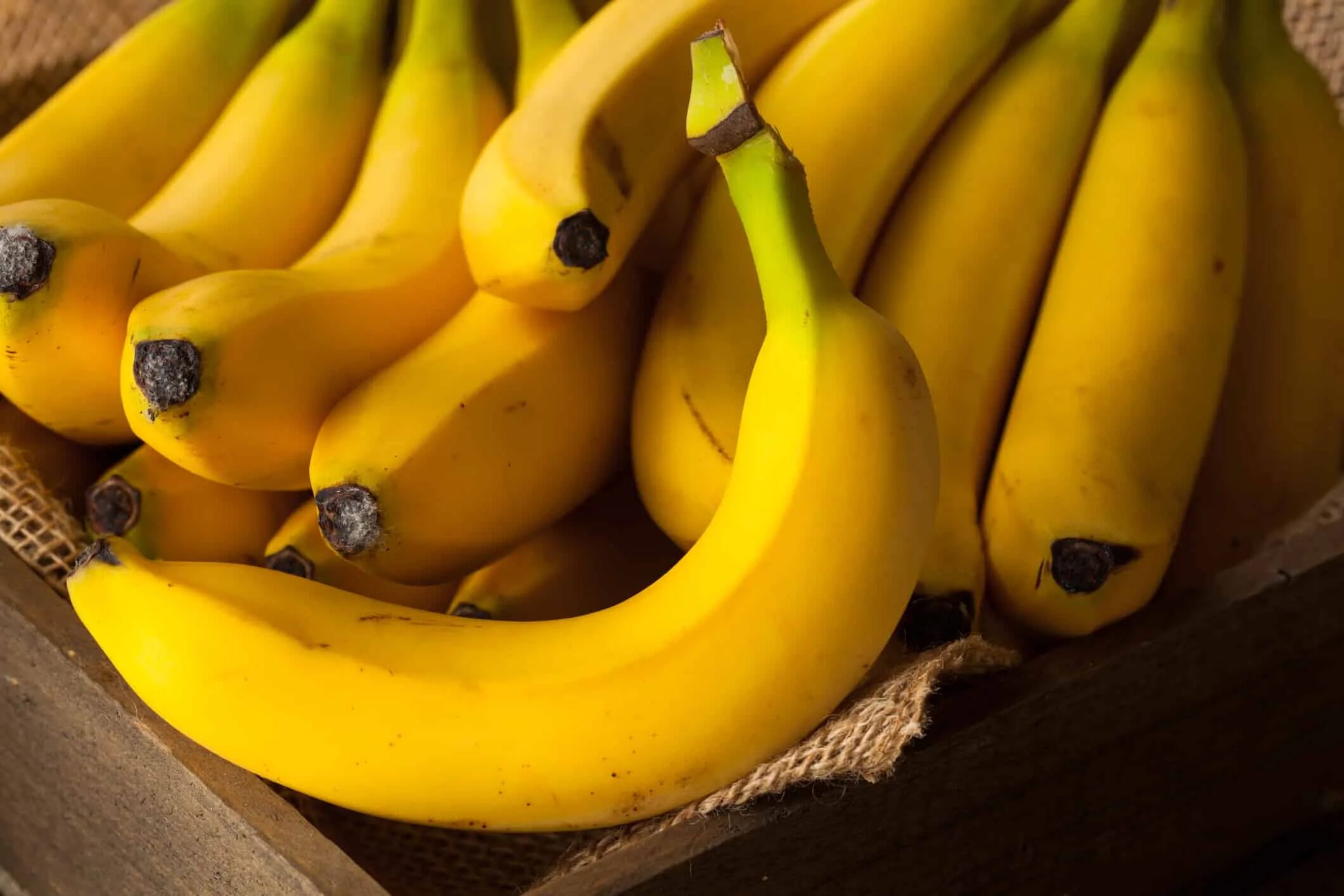 Банан. Фрукты банан. Красивый банан. Банан фото.