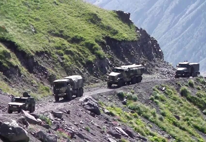 Армейская дорога. КАМАЗ колонна в горах Афгана. Чечня БТРЫ В горах. Колонна БТР В Афганистане. Российская Военная колонна в Чечне.