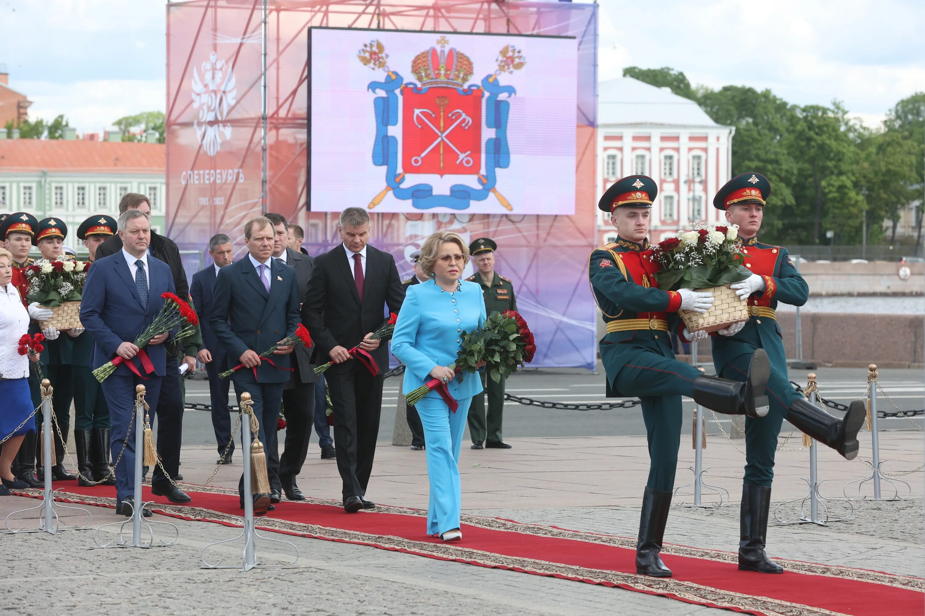 19 мая 2023 г. Возложение цветов к памятнику Петра 1 27 мая 2023. Праздник города Санкт Петербурга. С днем России фото. Возложение цветов памятнику Петра.