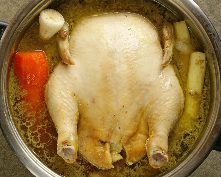 Курица кусочками в кастрюле. Вареная курица. Отварная курятина. Петух в кастрюле. Вареный цыпленок.