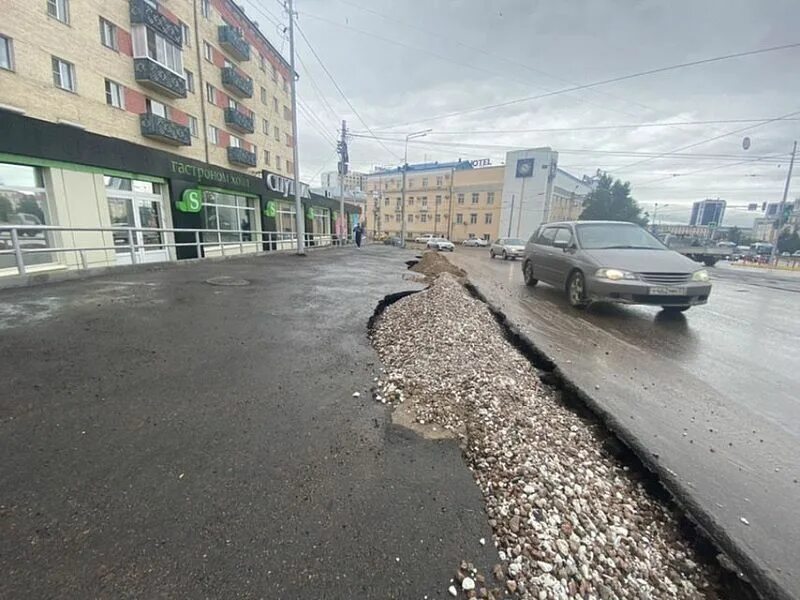 Дожди так размыли дорогу что дальше пришлось