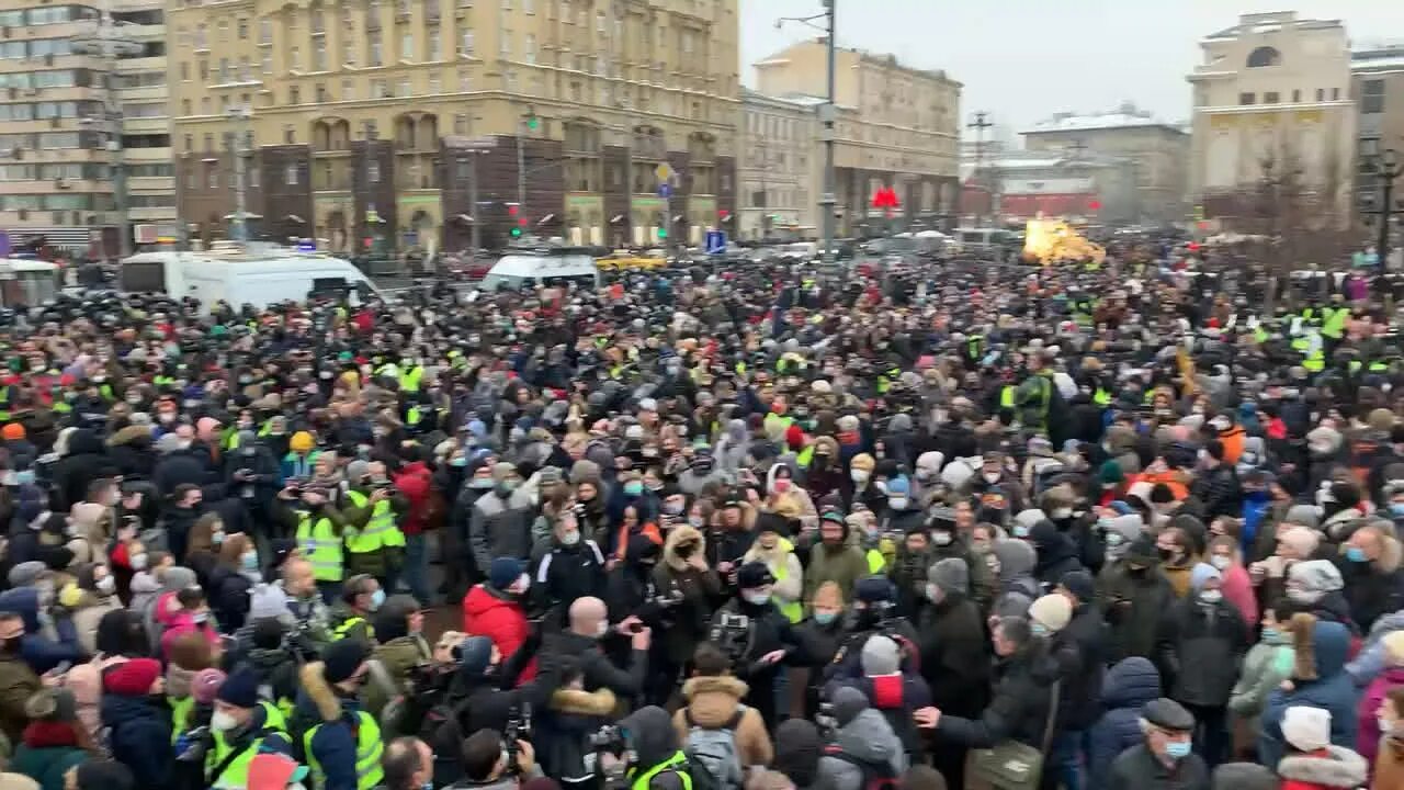 Центр Москвы сейчас. Ситуация в Москве сейчас. Обстановка в Москве сейчас. Люди на площади сейчас Москва.