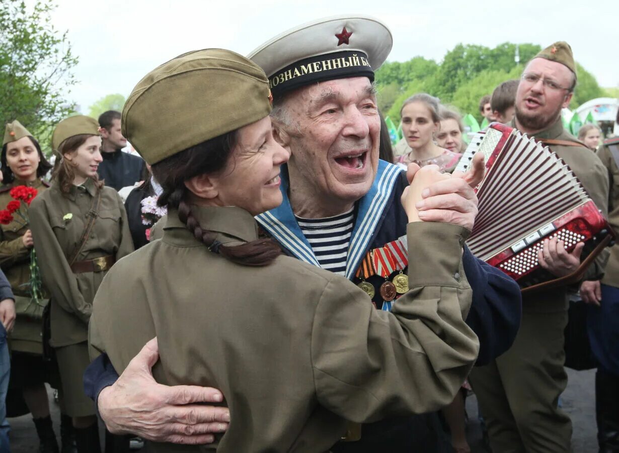 Исполнение песен военных лет