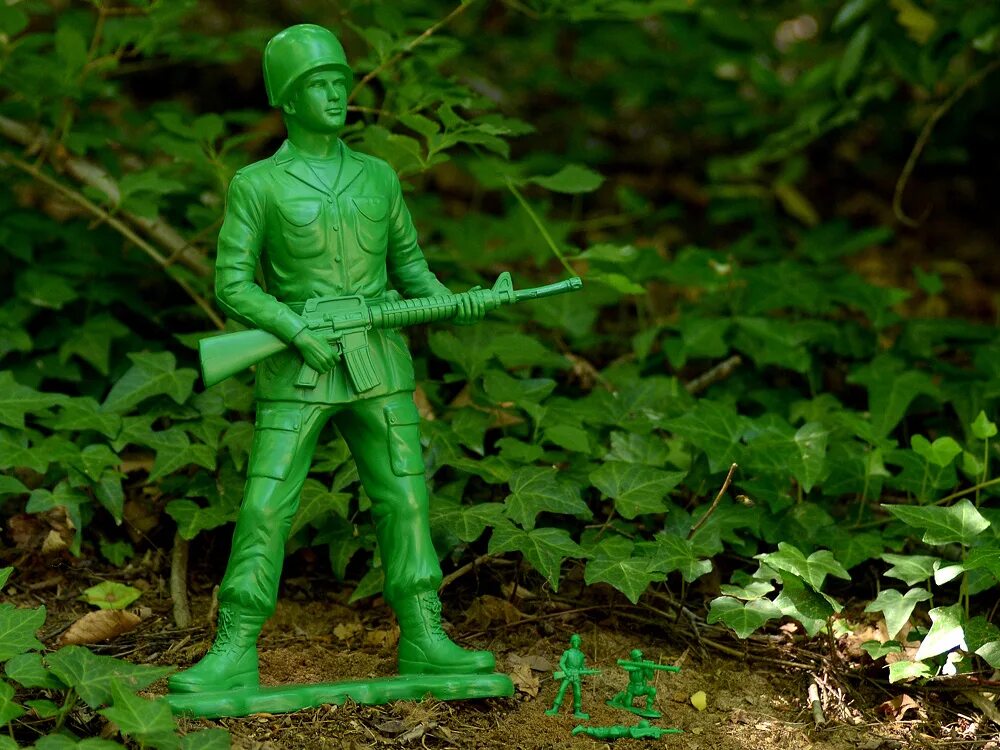 Giant toy. Зеленые солдатики. Зеленый солдат. Солдатики Army men. Зеленые солдатики игрушки.