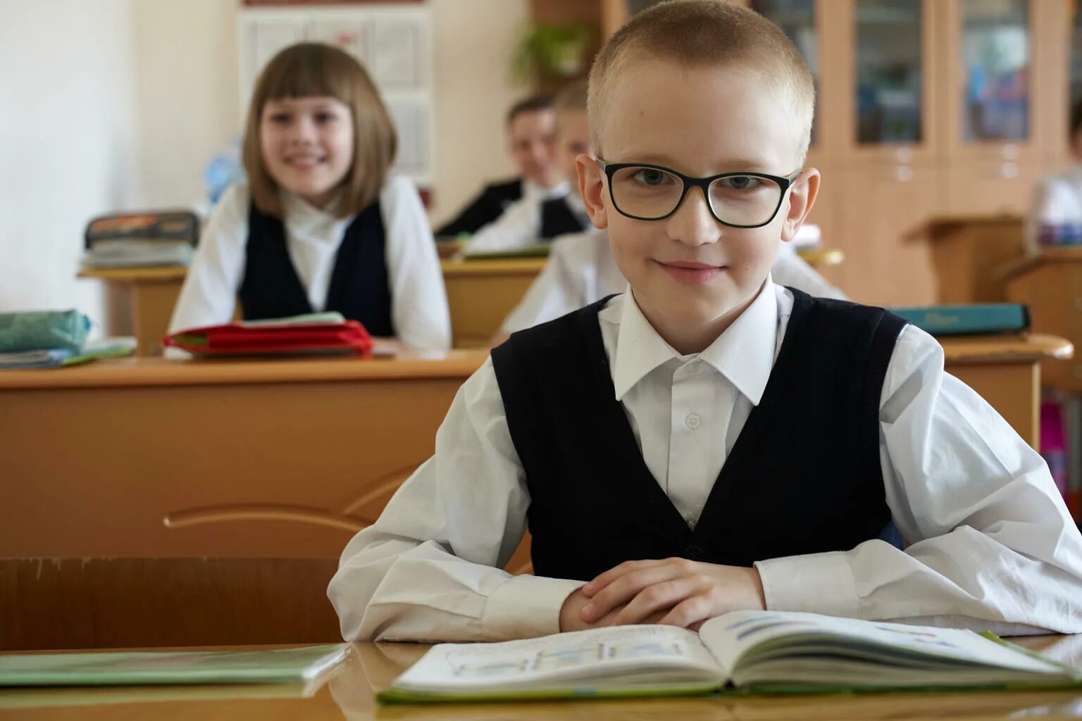 белорусские школы минска. первоклассники на линейке беларуси. первоклассники на линейке беларуси. первые школы рб. среднее образование это.