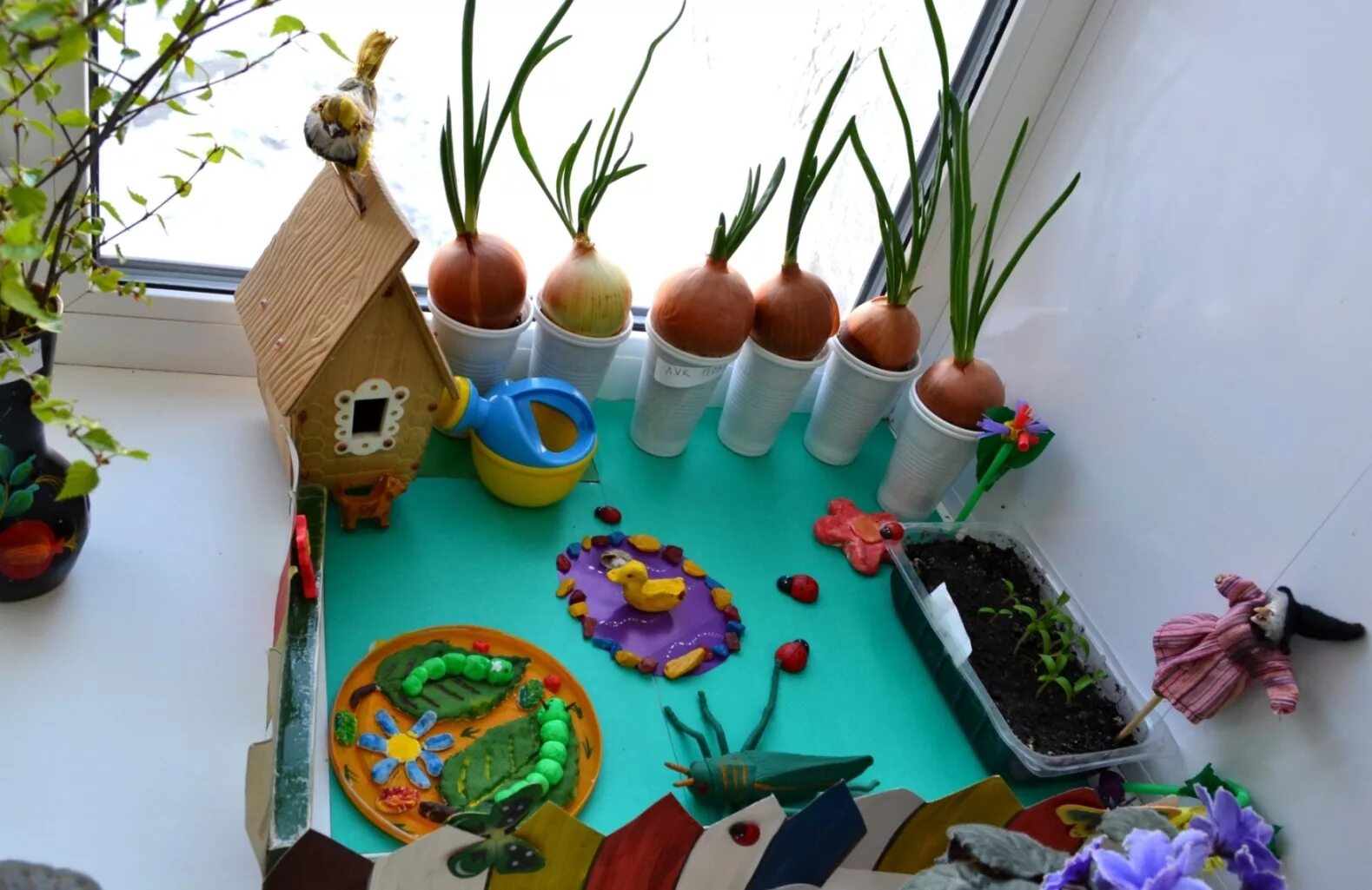 Огород в группе раннего возраста. Поделка огород в детский сад. Огород на окне в детском саду. Детский огород в детском саду. Сад на окне в детском саду.