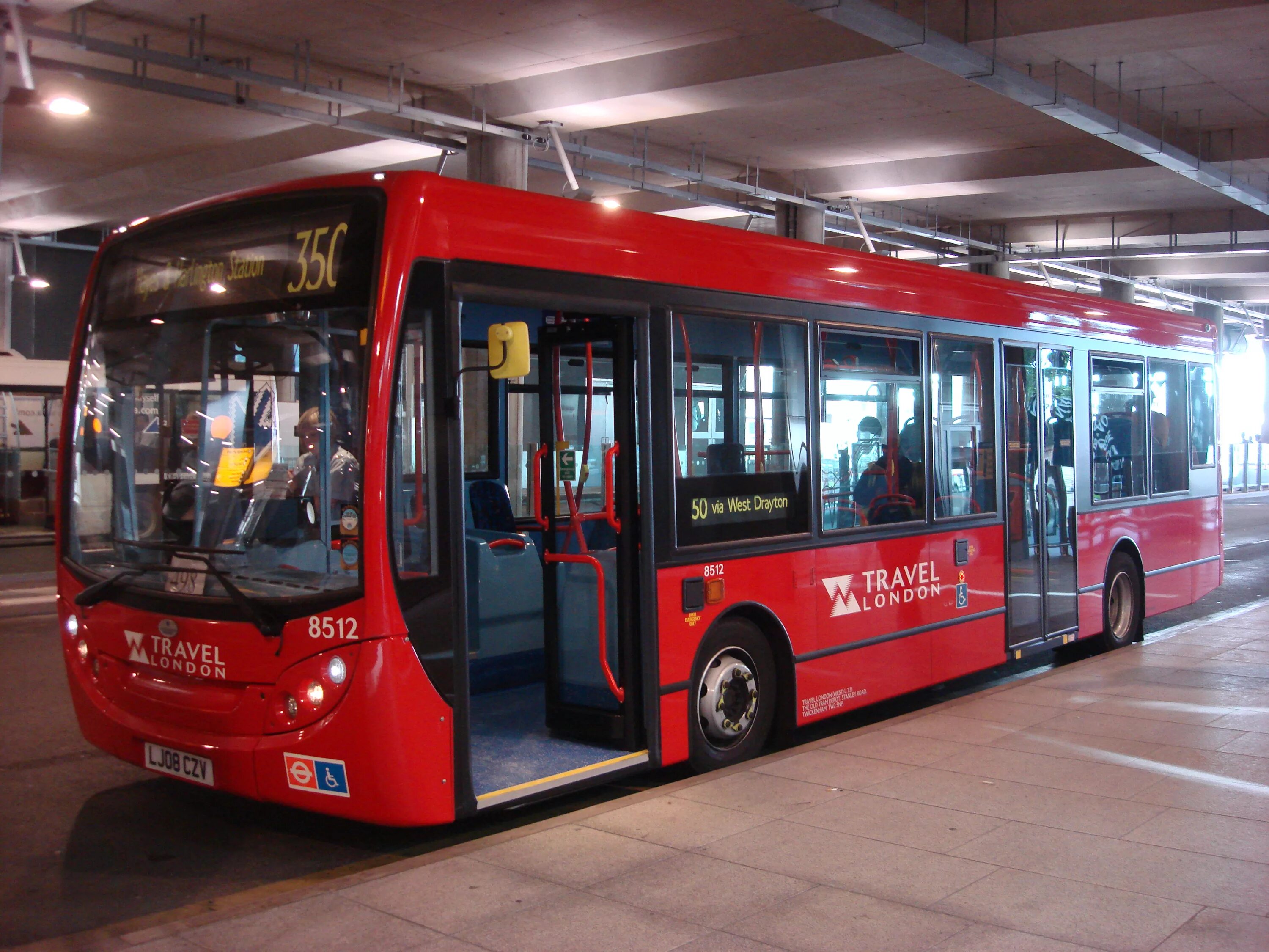 Автобусы Лондона одноэтажные. Красный автобус. Красный автобус современный. Автобусы в Англии одноэтажные.