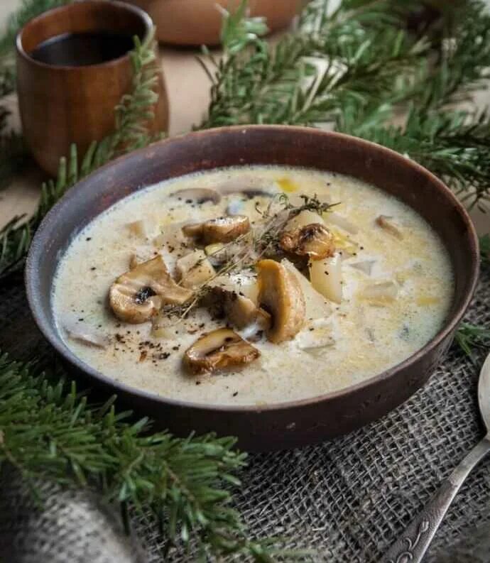 Грибной суп рецепт из лесных. Суп из копченой курицы и шампиньонов с сыром. грибной суп из шампиньонов на черном фоне. вкусный грибной суп из шампиньонов с фрика. похлебка из гриблв и сливков.