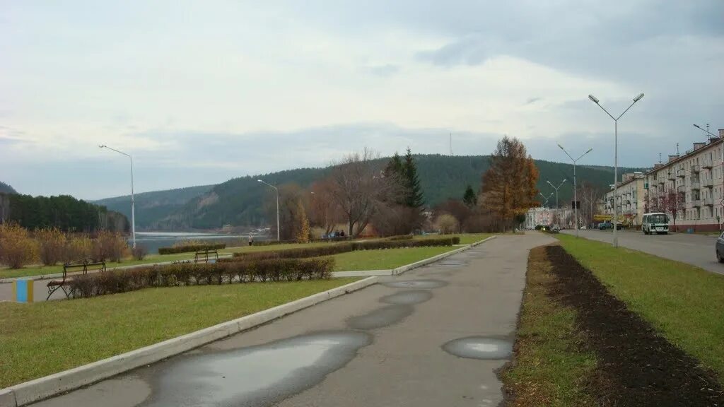 Зеленогорский сайт красноярского края. Зеленогорск Красноярский край набережная. Набережная Кана Зеленогорск Красноярский край. Город Зеленогорск Красноярский край набережная. Набережная города Зеленогорска.