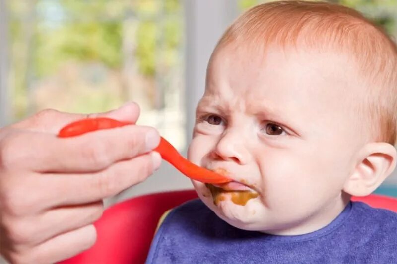 Как научить жевать кусочки. Еда для детей. Маленький ребенок ест. Ребенок с ложкой. Малыш кушает.