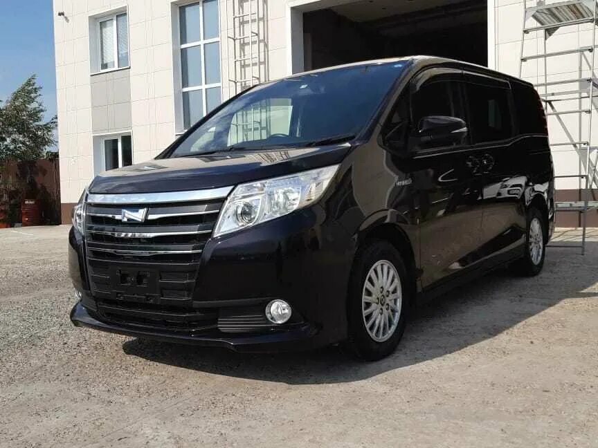 Noah гибрид. Toyota Noah III (r80). Toyota Noah Hybrid. Toyota Noah 2015. 2015 Toyota Noah r80.