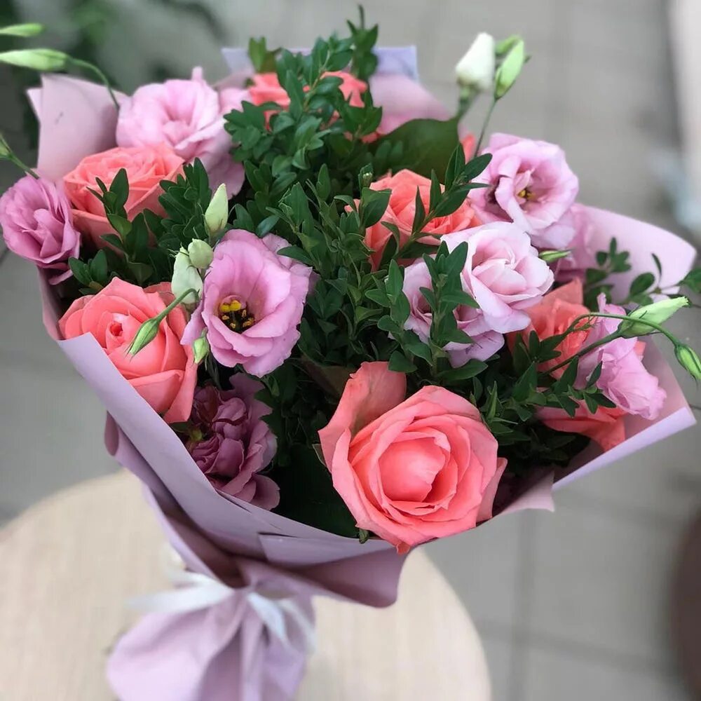 Купить цветы энгельс. Розы и эустома. Букет «розы и эустомы». Лизиантусы с розами.