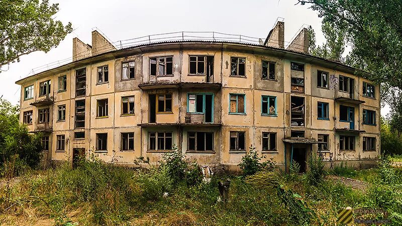 Военный городок саман Владивосток. Заброшенный городок саман Владивосток. Ачинск военный городок заброшенные здания. Военный городок Ельня заброшенные здания. Военный городок псков