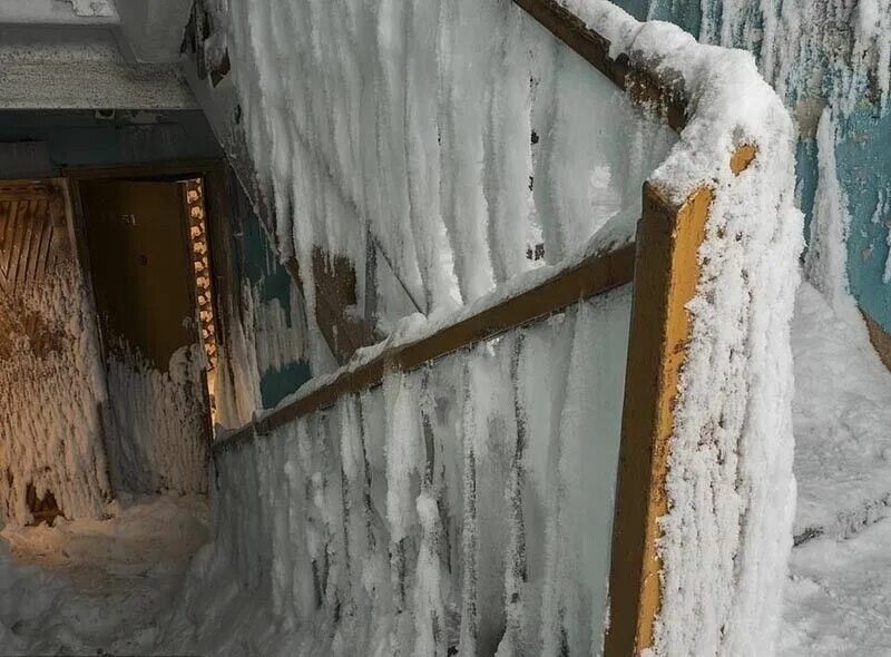 Холодно в городе без тебя. Поселок Цементнозаводский Воркута. Замерзшая Воркута. Снежный город Воркута. Замерзший дом.