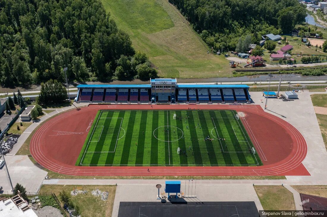 Стадион круг км. Горно Алтайск стадион. Стадион Динамо Горно-Алтайск.