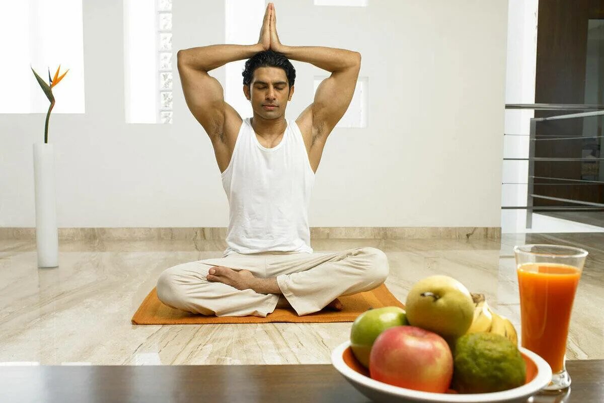 Тело йогов. Здоровое питание йога. Медитация еда. Йога и вегетарианство. Здоровый образ жизни мужчины.