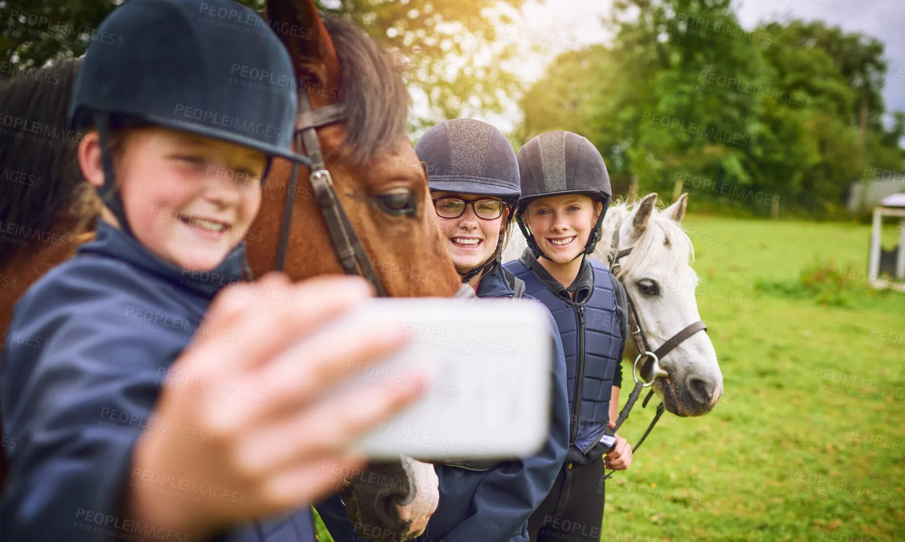 Horsing around. Катание на лошадях дети. Селфи с лошадью. Селфи лошади и люди. Лошади на пастбище.