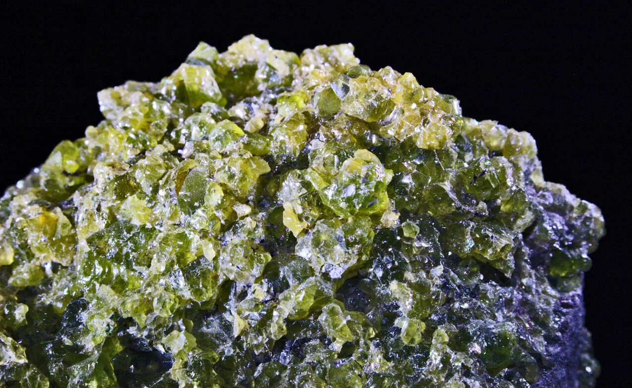 Natural mineral. Оливин-хризолит. Оливин минерал фаялит. Оливин форстерит. Оливин минерал форстерит.