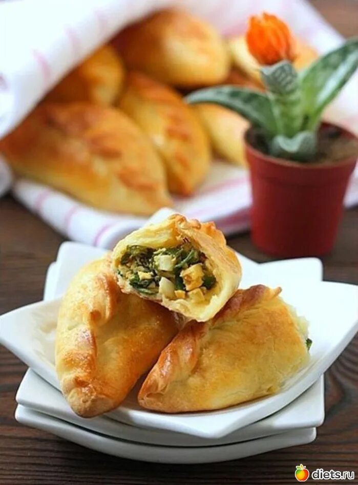 пирожки с яйцом. печеные пирожки с зеленым луком. луковые пирожки. пирожки с яйцом и луком. пирожки с яйцом и зеленым луком.