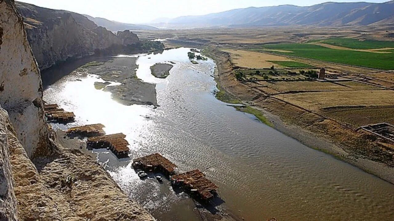 Затопляемая долина реки. Долина реки Евфрат. Река тигр Месопотамия. Долина рек тигр и Евфрат. Разлив рек тигр и Евфрат.