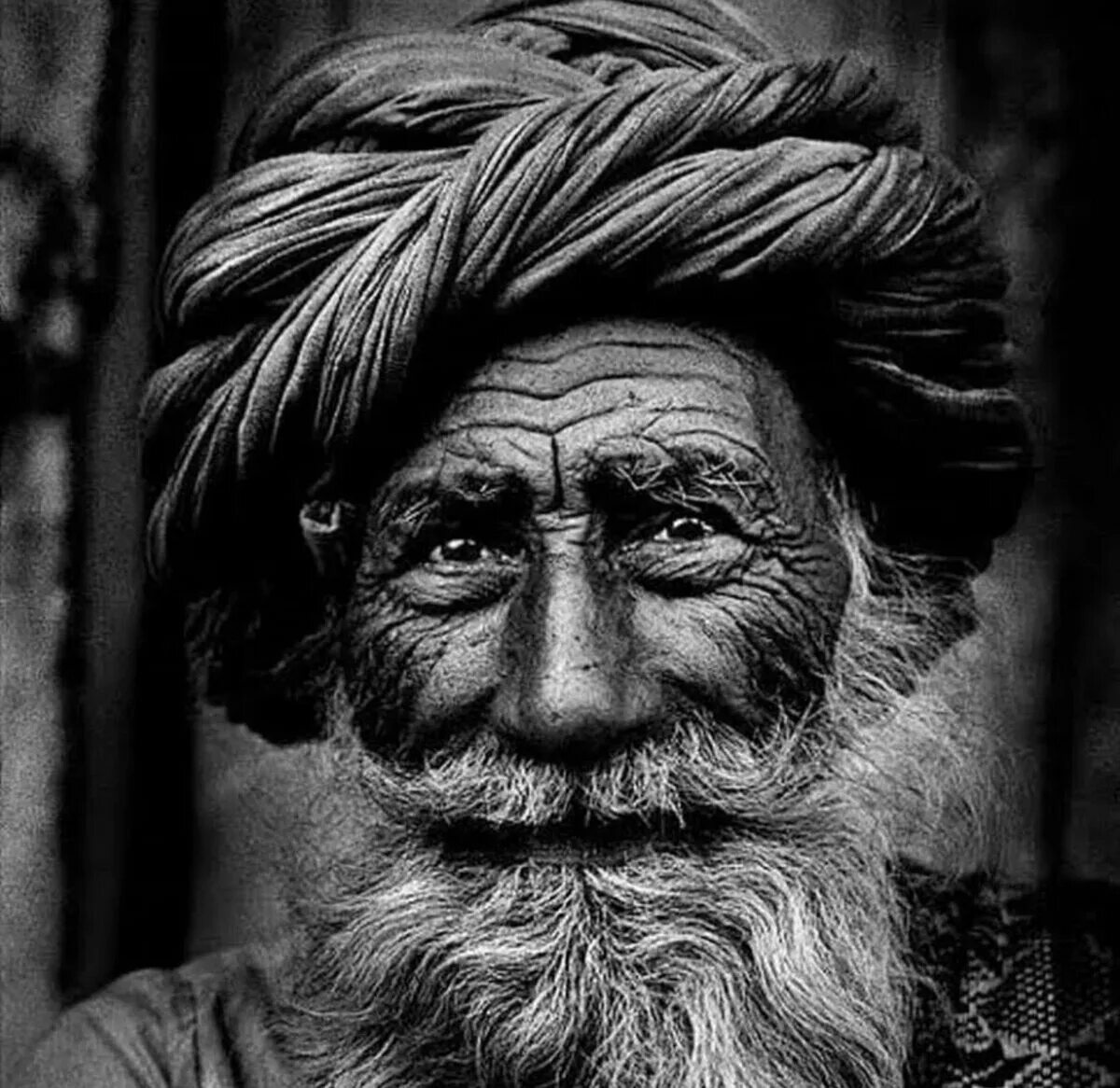 Лицо старика. Старый мудрец. Индийский мудрец. Фотопортрет старика.