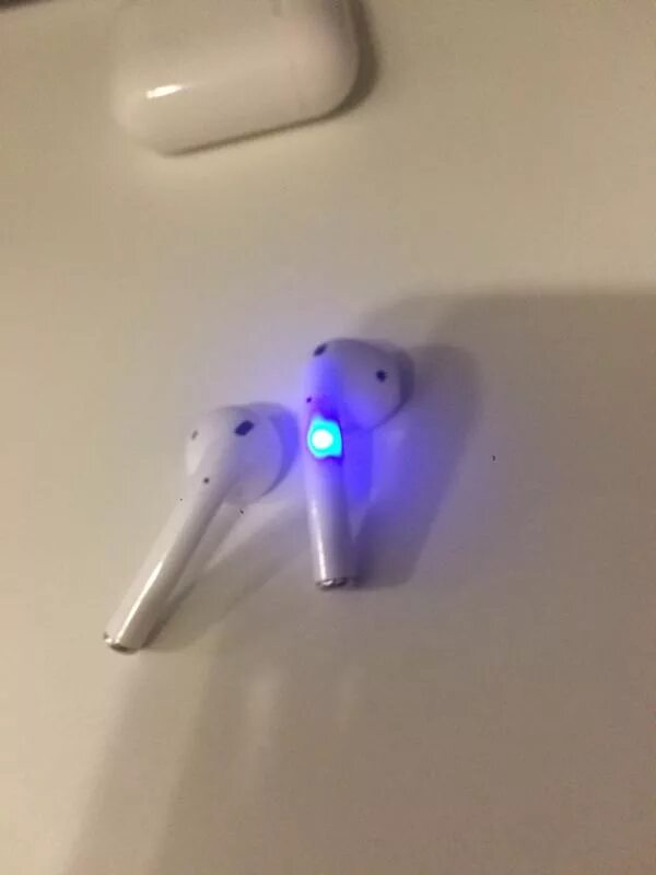 Наушник мигает и не подключается. Наушник мигает красным AIRPODS 2. AIRPODS Pro 2 световой индикатор. Наушники AIRPODS 2 светится синим. JBL AIRPODS синего цвета.