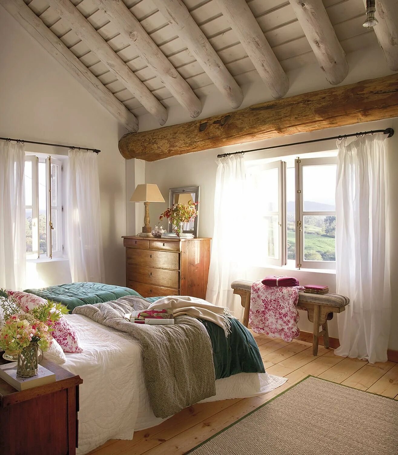 Деревенская комната. Спальня в деревенском стиле. Уютная спальня в деревенском стиле. Спальня в деревянном доме. Спальня в деревенском домике.