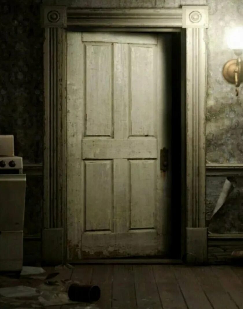 Закрытая дверь. Таинственная дверь. Дверь в страшный дом.