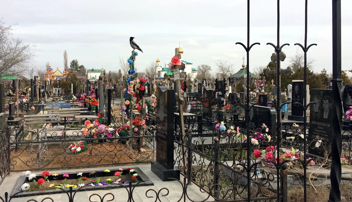 Умрилов собр. Ахтубинск городское кладбище. Памятники на могилу в астрахани. Памятники на могилы астрахань. Памятники детям на кладбище.