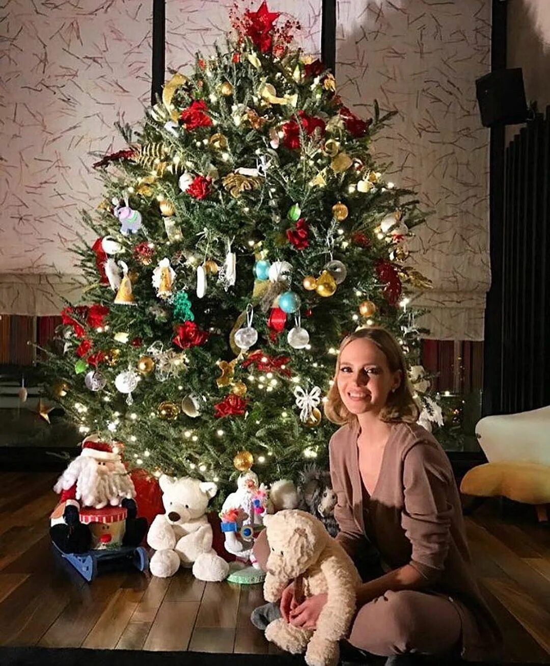 екатерина волкова возле елки. фотосессия дрмашняя с ёлкой. новогодние фотосессии знаменитостей. новогодняя фотосессия для девушки. девушка держит елку.