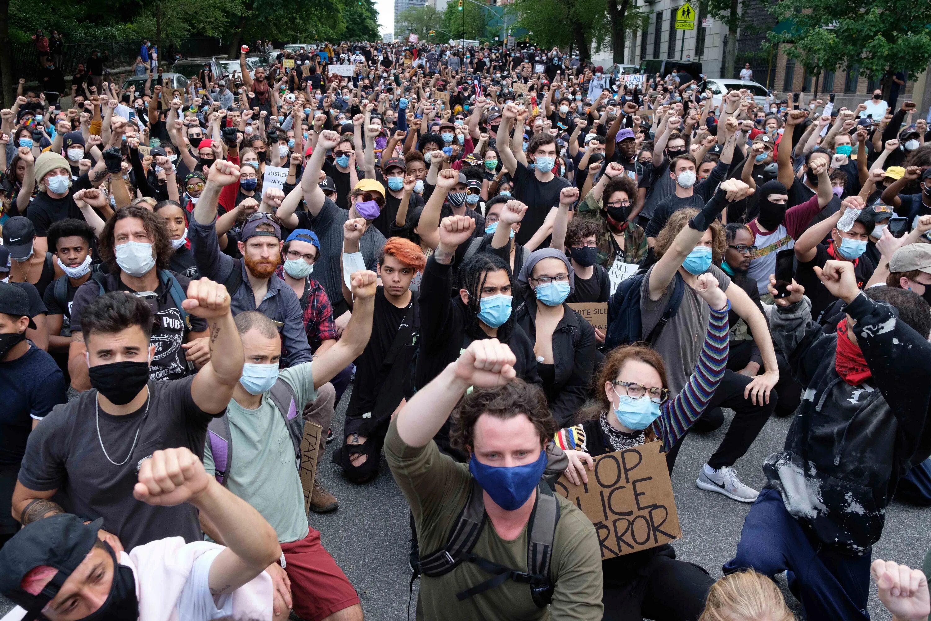 Группа людей для выражения протеста. Толпа протест. Толпа протестующих людей. Толпа массовые беспорядки. Толпа людей Америка.