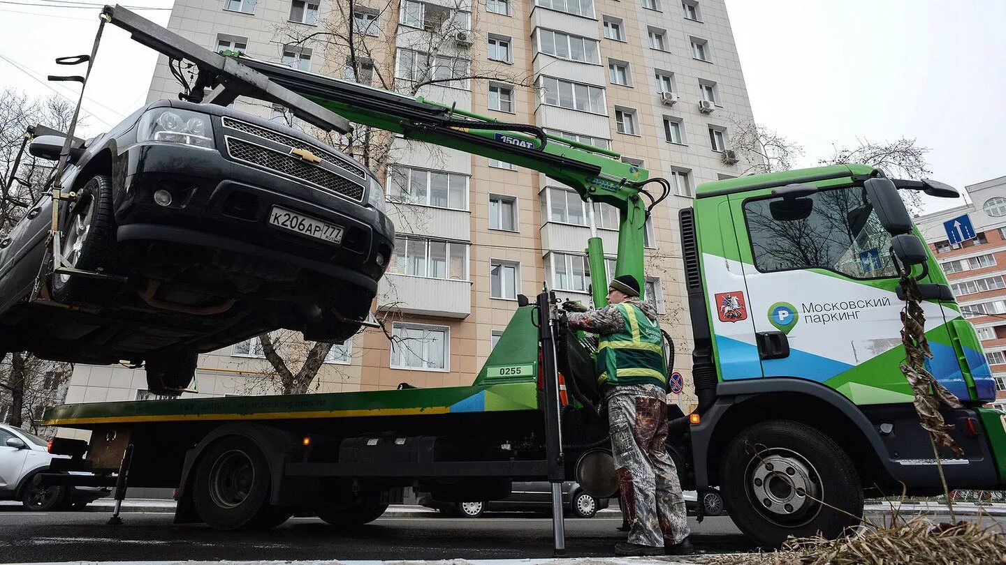 Служба эвакуации автодруг. Эвакуатор ЦОДД. Московский эвакуатор ЦОДД. Эвакуируют машину. Эвакуатор увозит машину.