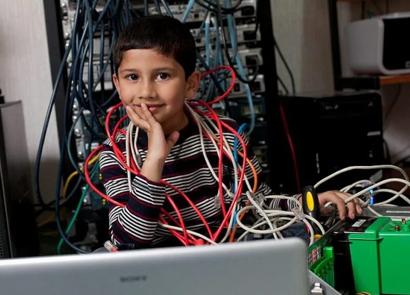 Мальчик стал первым. Самый Юный программист в мире. Самый молодой программист. Самый молодой программист в мире. Юный айтишник.