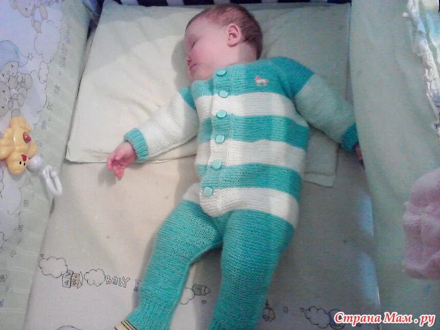 комбинезон с косами для малыша. вязаные костюмчики для малышей. ребенок в вязаном комбинезоне. комбинезон от светланы берсановой. мк комбинезон для новорожденного спицами 0-3 месяцев.