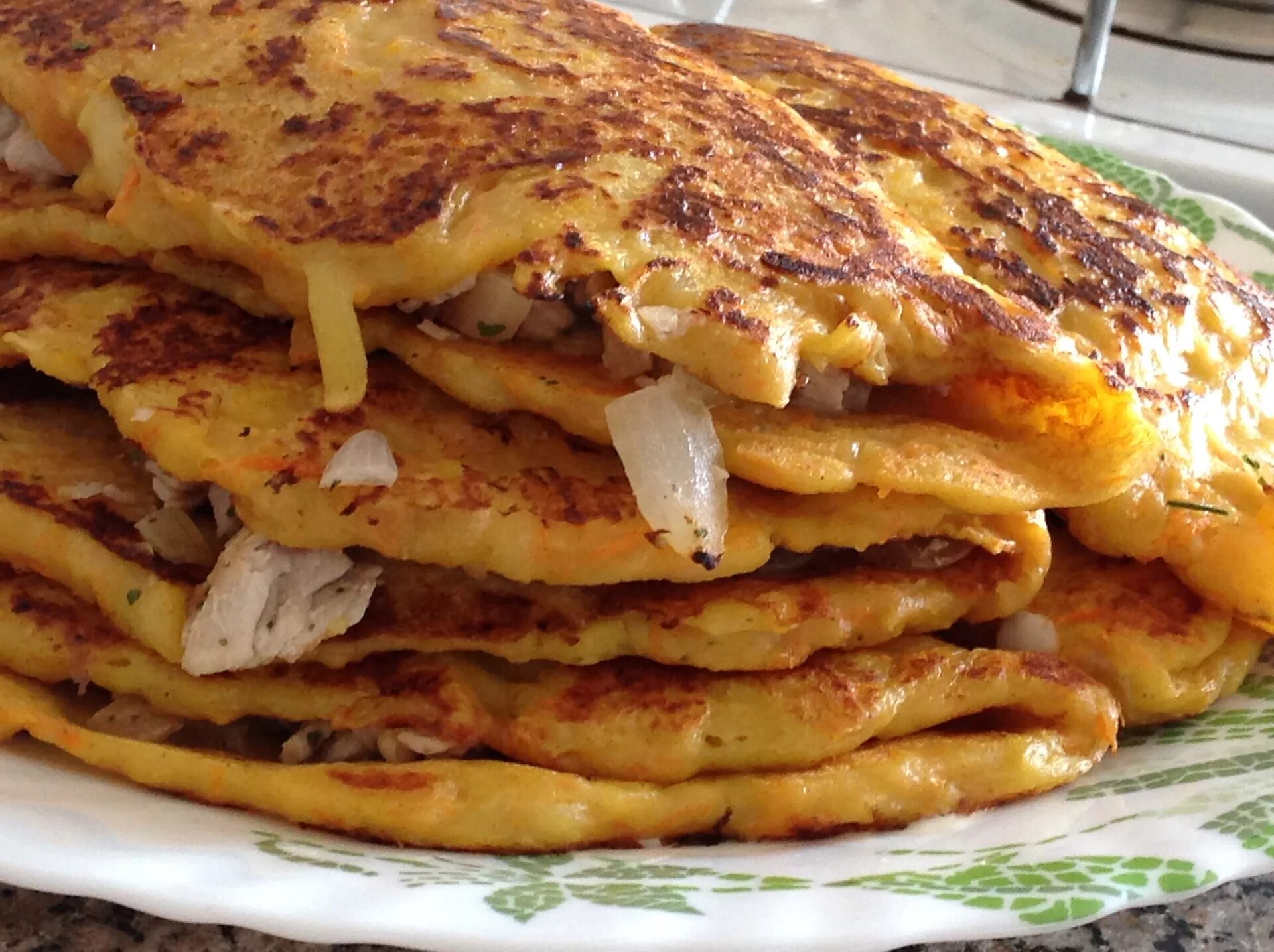 Блинчики из картофеля. Блины с картофельным пюре. Картофельные блины. Блинчики с зеленью. Картофельные блины.