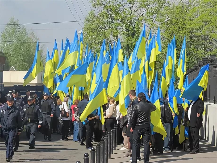 Харьков 02.04 2024. Флаг военно-гражданской администрации Харьковской области. Военные в администрации Харькова. Майдан Харьков оружие.