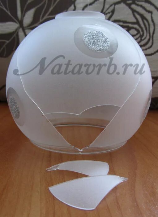 сломанный светильник. разбитый плафон люстры. 70311, е27. разбитые плафоны от люстр. разбитый плафон люстры.