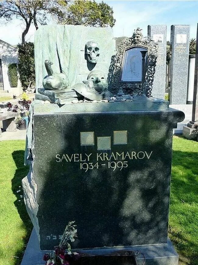 Могила Савелия Крамарова. Могила Савелия Крамарова в Сан Франциско.