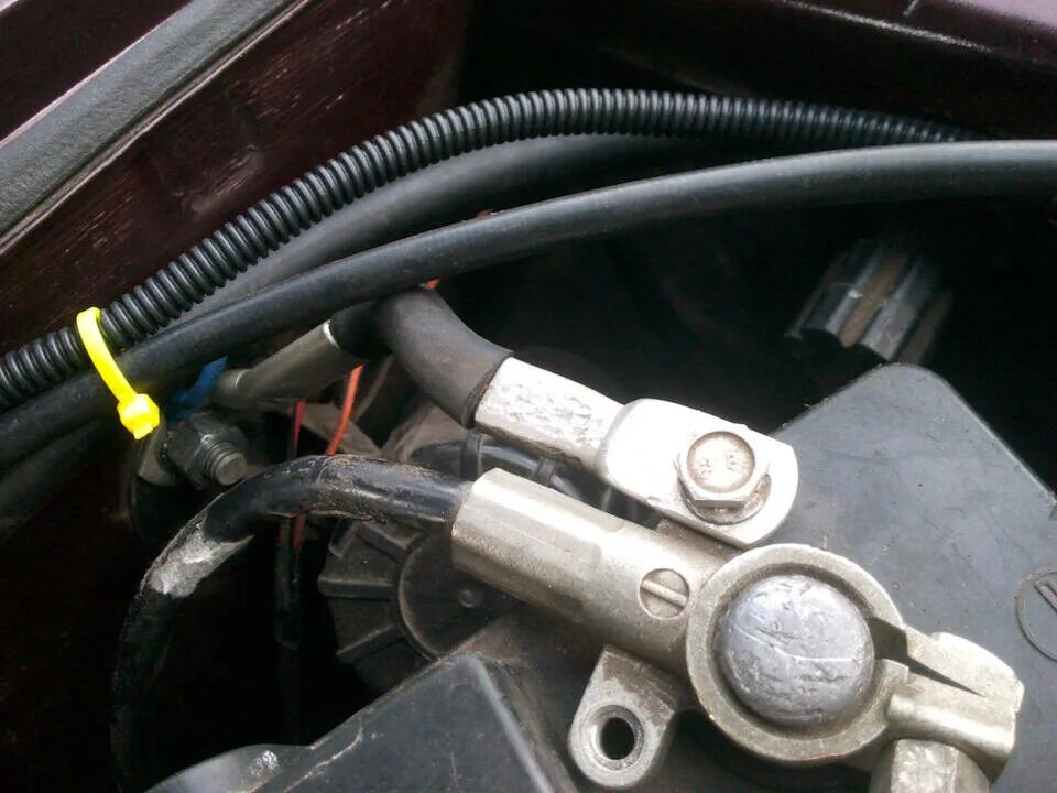 Клемма ваз 2107. Провода аккумулятора 2107. Клемма акб ваз 2110 масса. Куда идет минус от аккумулятора. Масса от акб ваз 2114.