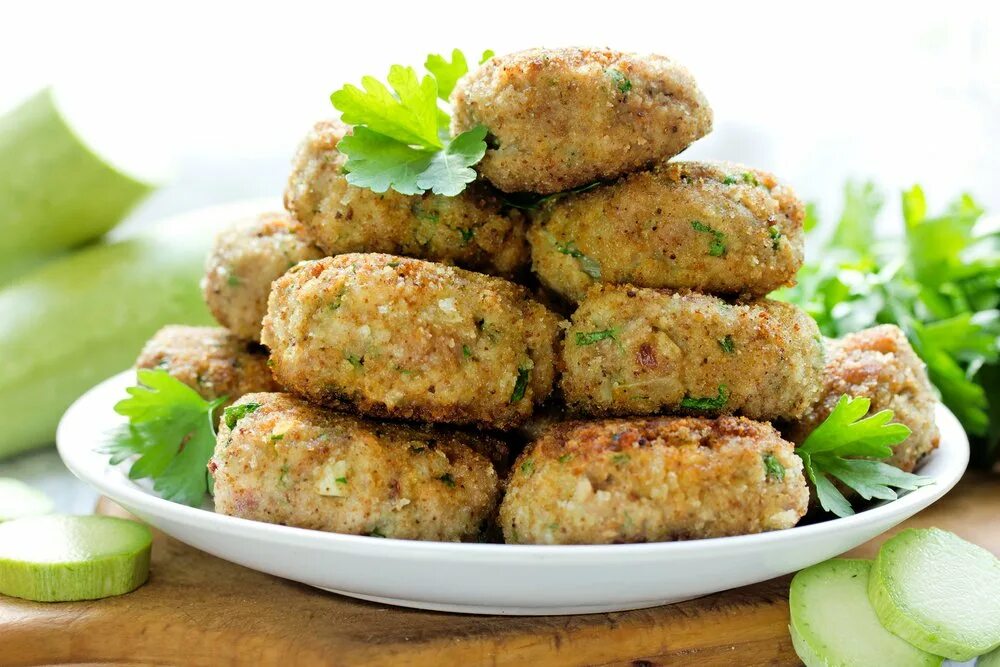 Что добавить чтобы котлеты были пышные. Мясные котлеты с кабачком. диетические мясные котлеты с кабачком. köfte котлеты. фрикадельки наггетсы котлеты.