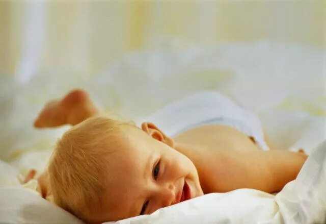 Пробуждение малыша. Доброе утро малыш. Дети утром. Младенец проснулся. Картинки с добрым утром малыш.