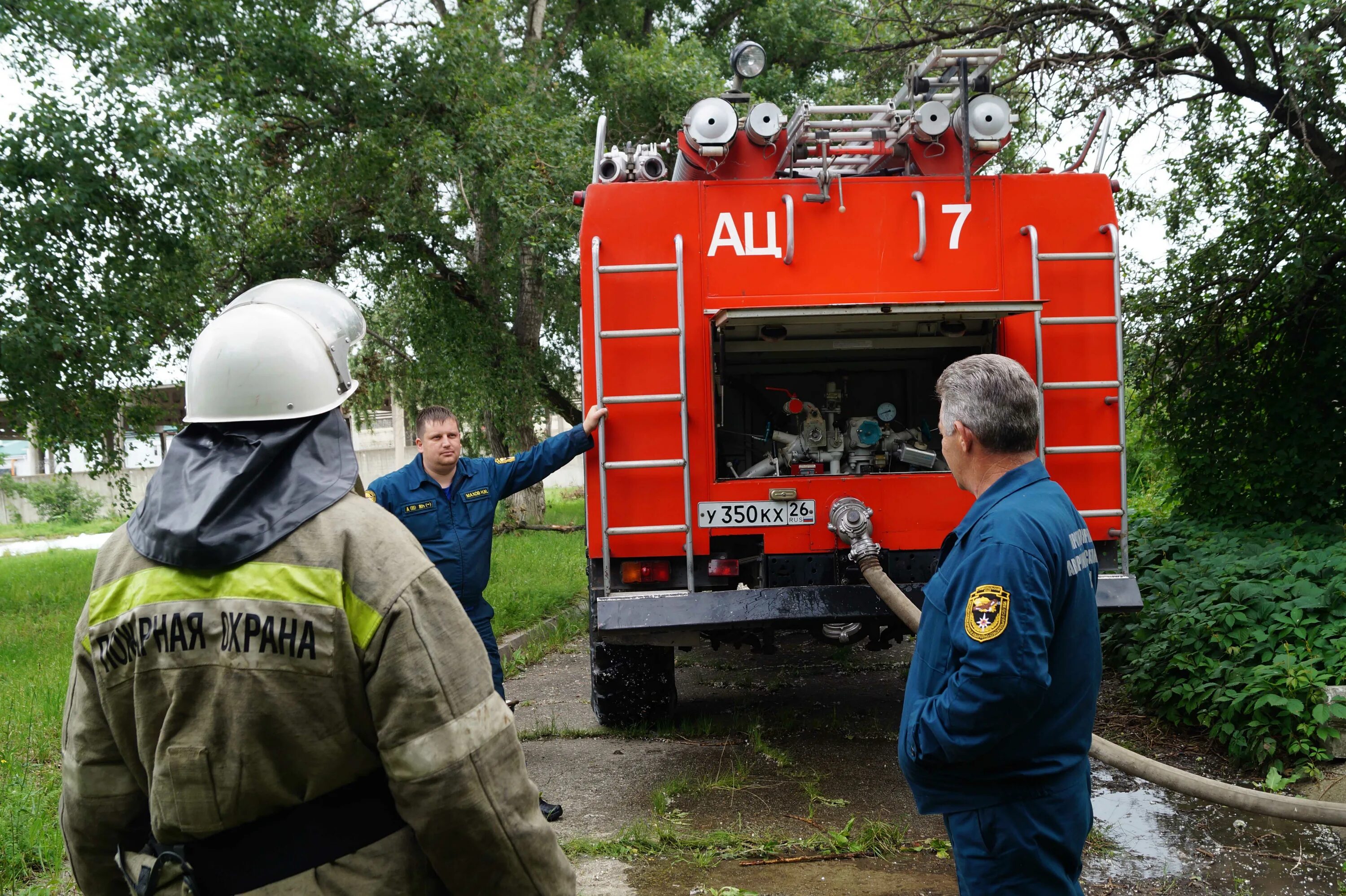 Откачивают воду пожарные. Откачка воды с придомовой территории. Картинки откачивают воду пожарные. Пожарные без воды