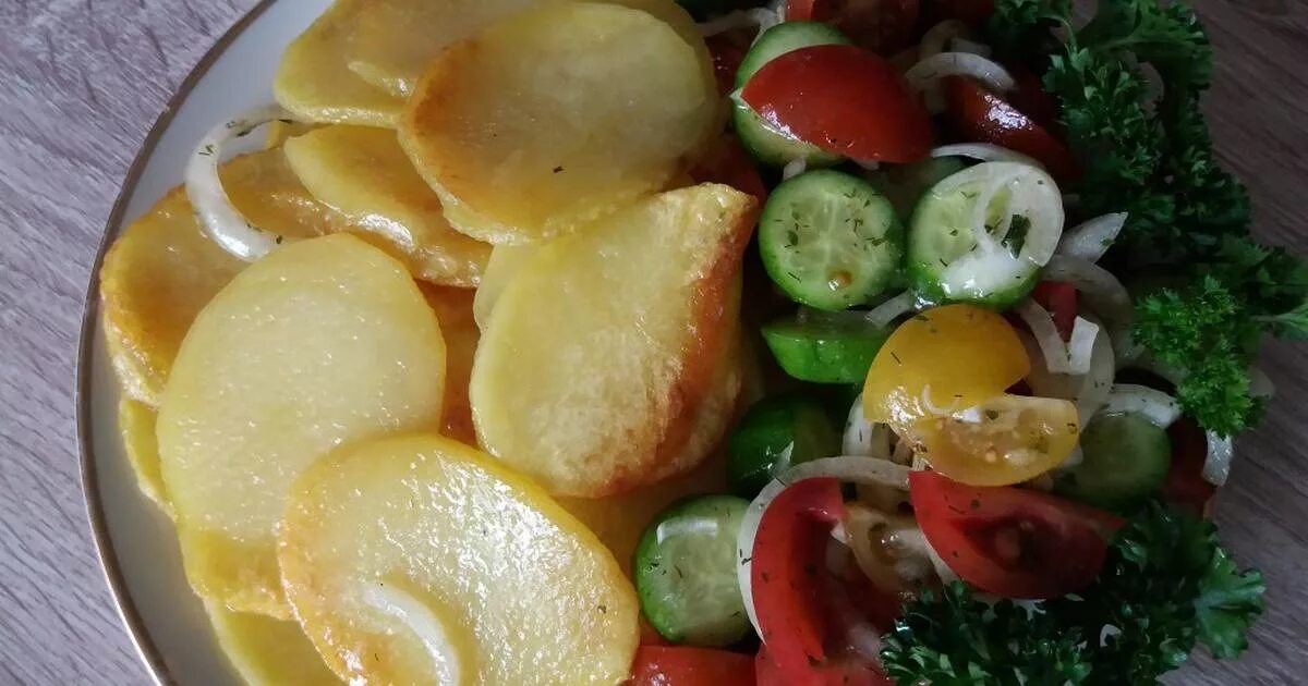Жареная картошка огурцами. Салат с жареной картошкой. Жареная картошка с овощным салатом. Жареная картошка с огурцами и помидорами. Огурцы помидоры картошка.
