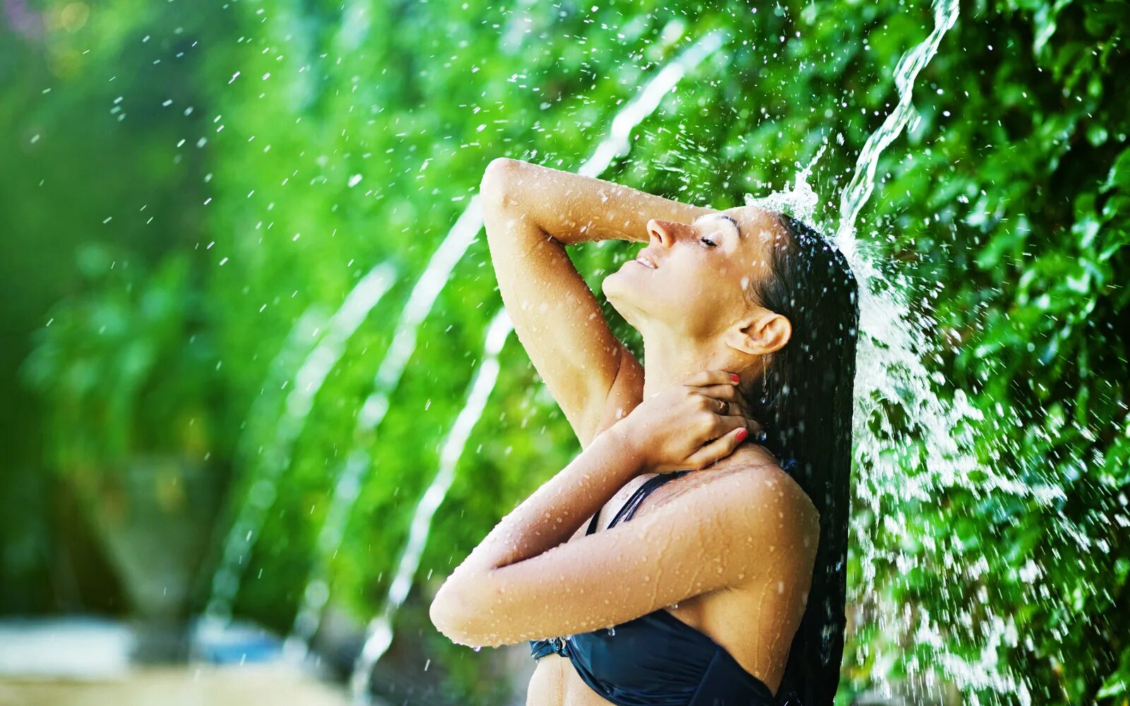В летнем душе 18. Девушка под водопадом. Фотосессия в душе. Красивые девушки в душе. Моется под водопадом.